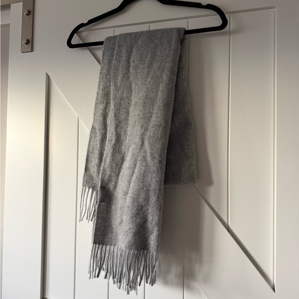 Reserved Light Gray Scarf